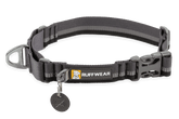 Graues Ruffwear Hundehalsband mit reflektierenden Streifen und stabilem Verschluss, ideal für sicheres Gassigehen.