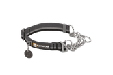 Schwarzes Ruffwear Martingal Hundehalsband mit Metallkette und D-Ringen für sichere Leinenbefestigung.