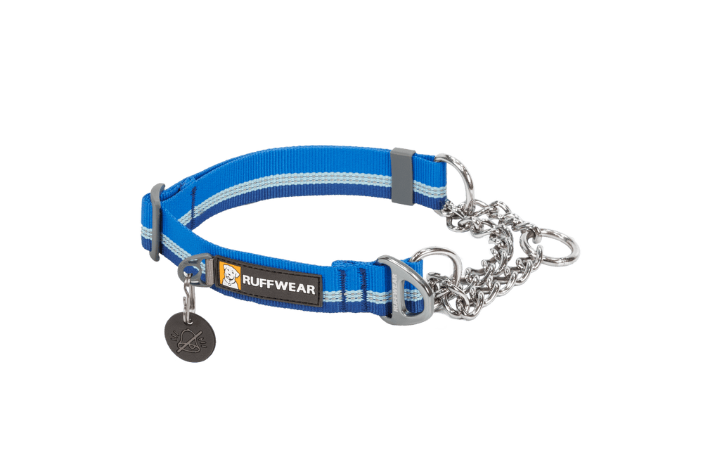 Blaues Chain Reaction™ Martingal Hundehalsband mit Kette und reflektierenden Elementen von Ruffwear, ideal für aktive Hunde.