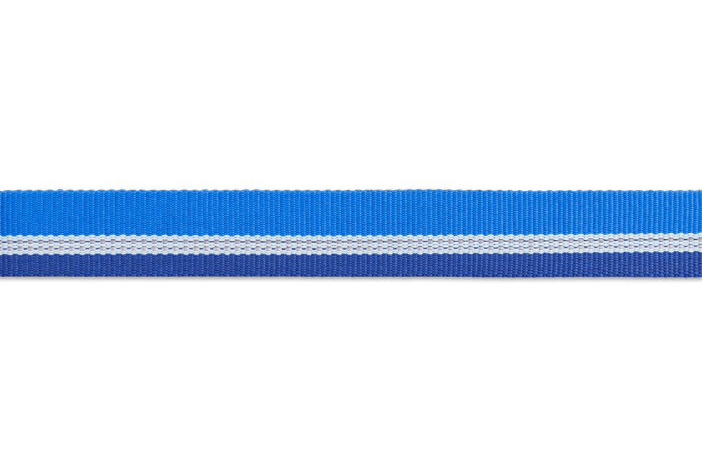 Breites gestreiftes Chain Reaction™ Martingal Hundehalsband in Blau mit weißen und grauen Akzenten auf schwarzem Hintergrund.