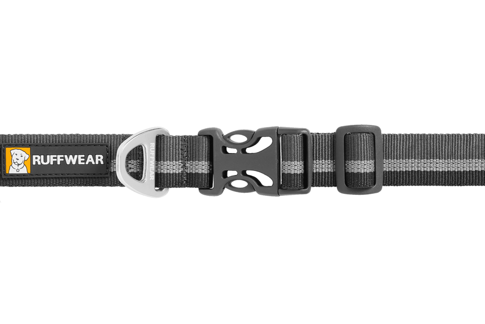 "Schwarzes Ruffwear Hundehalsband mit grauen Streifen, robuster Schnalle und gelbem Logo für optimale Sicherheit."