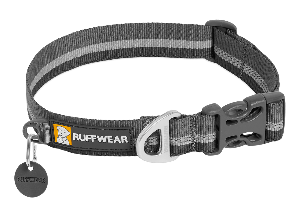 Graues Ruffwear Hundehalsband mit reflektierenden Streifen und stabilem Verschluss, ideal für Sicherheit beim Gassigehen.
