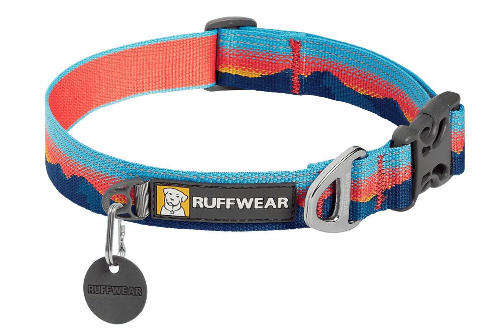 Reflektierendes Hundehalsband von Ruffwear in Blau, Rot und Orange für optimale Sichtbarkeit und Sicherheit im Dunkeln.