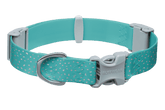 Türkisfarbenes, wasserdichtes Hundehalsband aus flexiblem Material mit dekorativem Muster, stabiler Verschluss und D-Ring.