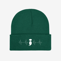 Beanie Mütze Lifeline in tiefem Grün mit Herzschlagmuster und Hundemotiv, ideal für Dog-Lovers und Freizeitoutfits.