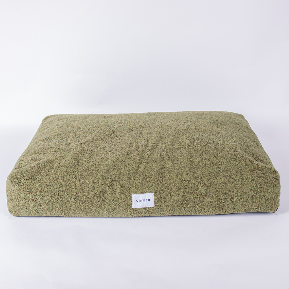 Rechteckiges olivgrünes Hundebett Teddy mit samtiger Oberfläche und weißem Goruso-Label, ideal für Komfort und Stil.