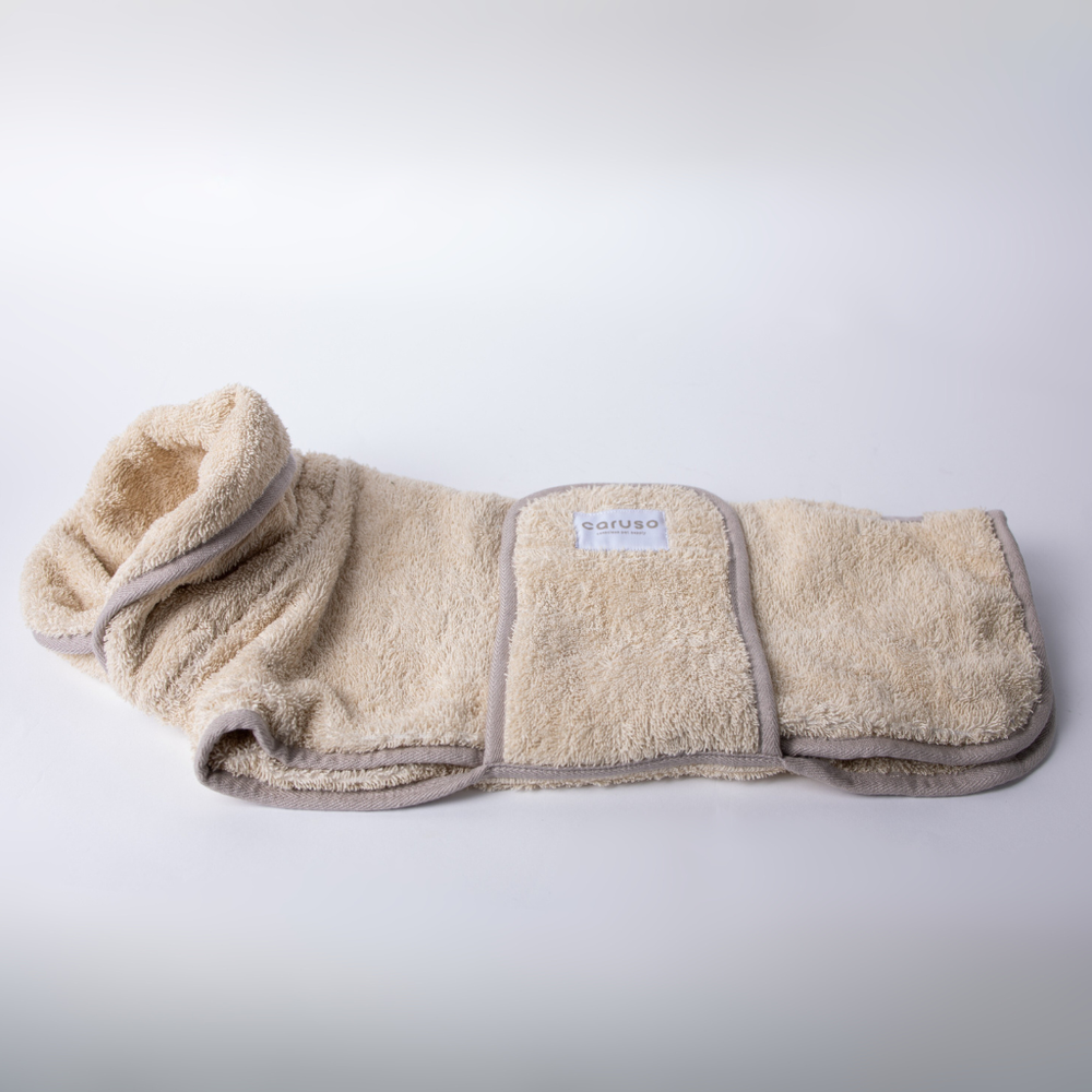 Beiger Fleece-Bademantel für Hunde mit Kapuze und Klettverschlüssen, weich und kuschelig für optimalen Komfort.