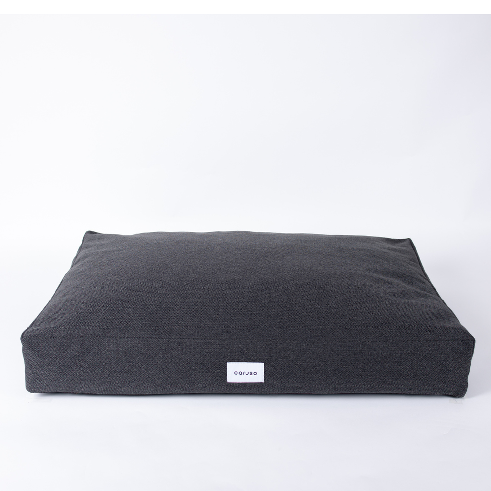Großes, dunkelgraues Hundebett aus robustem Stoff mit "canuso"-Label. Ideal für komfortable Hundeschlafplätze.