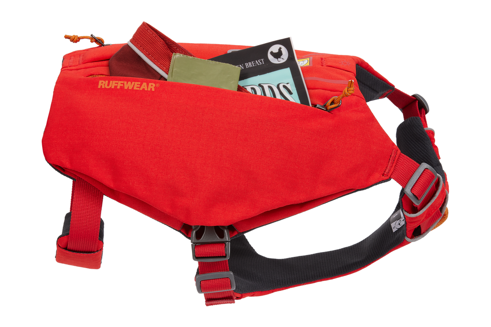 Rote Switchbak™ Hundegürteltasche von Ruffwear mit Hauptöffnung und verstellbaren Gurten, gefüllt mit Karten und Notizblock.