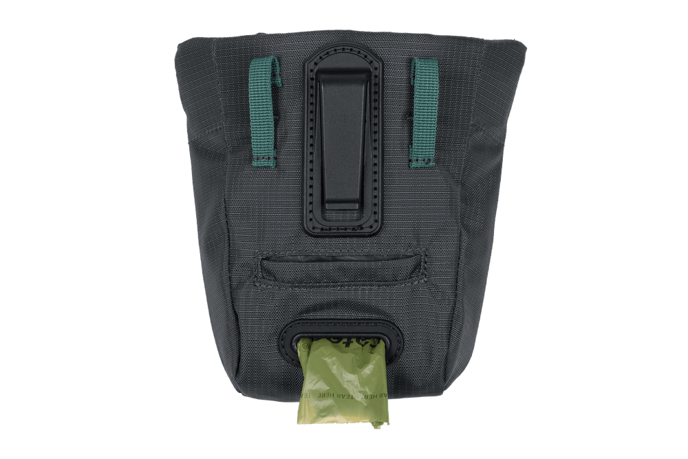 Schwarzer Pack Out Bag™ mit grünen Tragegriffen und gummierter Öffnung für praktischen Transport.