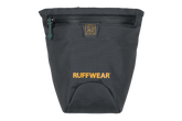 Graue Ruffwear Hundetasche mit orangefarbenem Logo, strukturiertem Material und praktischem Reißverschluss.