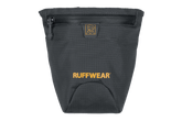 Graue Ruffwear Hundetasche mit orangefarbenem Logo, strukturiertem Material und praktischem Reißverschluss.