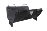 Schwarze Rückbankabdeckung von Ruffwear schützt Auto vor Schmutz und Haustieren, mit zwei Haltegriffen für sicheren Halt.