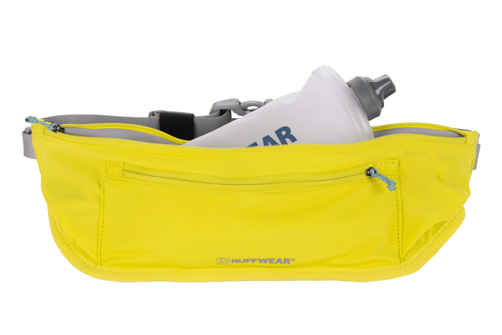 Leuchtend gelber Ruffwear Trail Runner™ Laufgürtel mit Wasserflasche und vorderer Reißverschlusstasche für Outdoor-Aktivitäten.