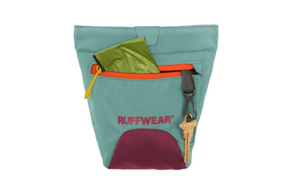 Hochwertige Treat Trader™ Leckerlitasche von Ruffwear in mintgrün und burgunder, mit orangefarbenem Reißverschluss.