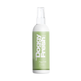 Sprayflasche "Doggy Fresh Cleaner" in grün mit weißem Sprühkopf, ideal für die Reinigung von Hundeutensilien.