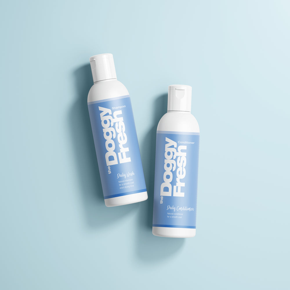 "Zwei Flaschen von Doggy Fresh: Shampoo und Conditioner im hellblauen Design für die Hundepflege."
