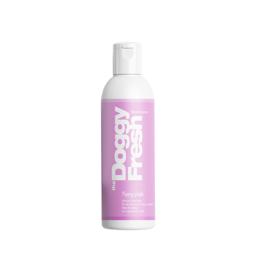 Hundeshampoo "Doggy Fresh" in weißer Flasche mit lila Etikett, ideal für die sanfte Pflege von Welpen.