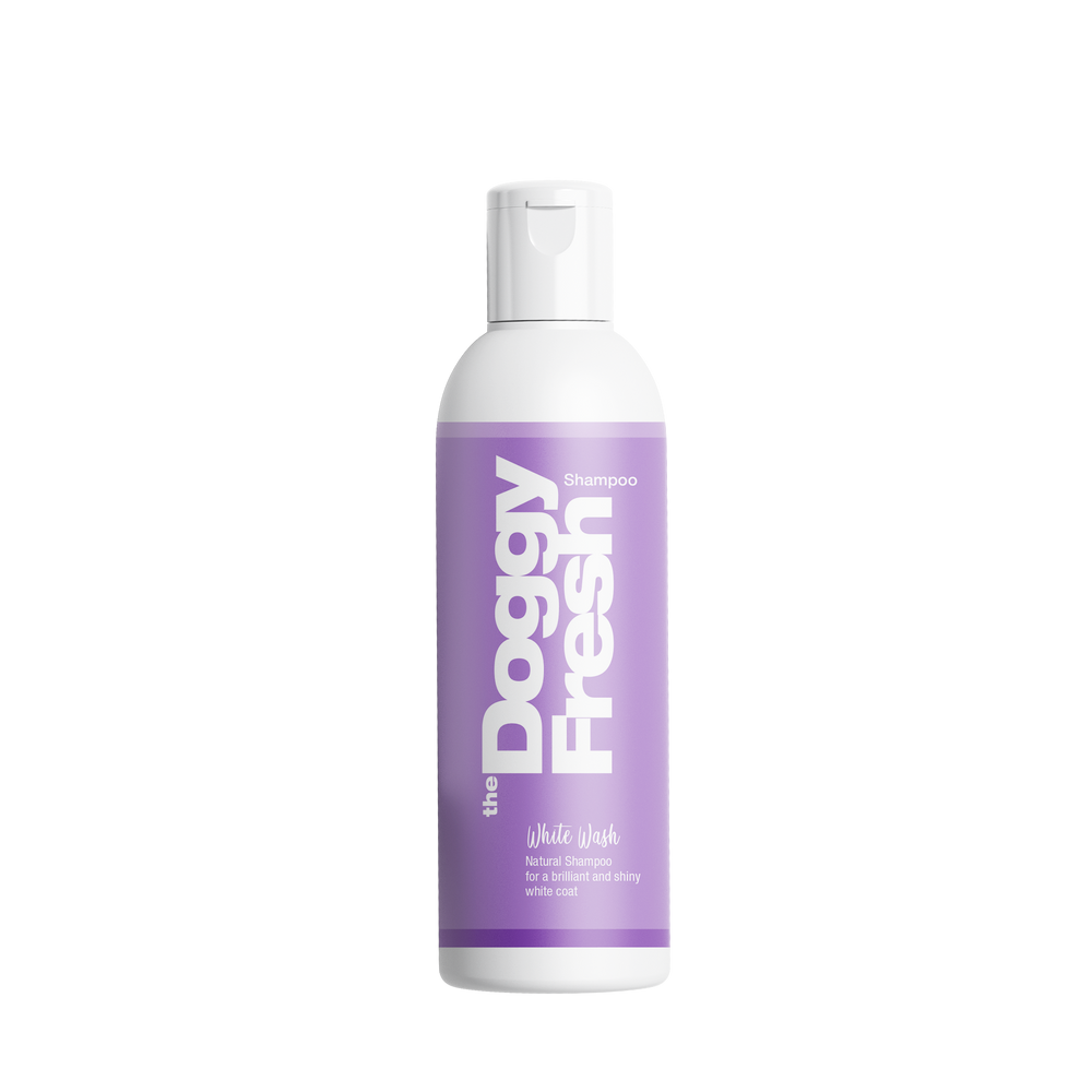 Flasche Doggy Fresh Shampoo für Hunde, weiß mit lila Beschriftung, sorgt für strahlend weißen Pelz.