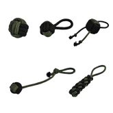 Hundespielzeug aus Paracord in Schwarz und Olivgrün mit verschiedenen Knotenformen für Spiel und Training.