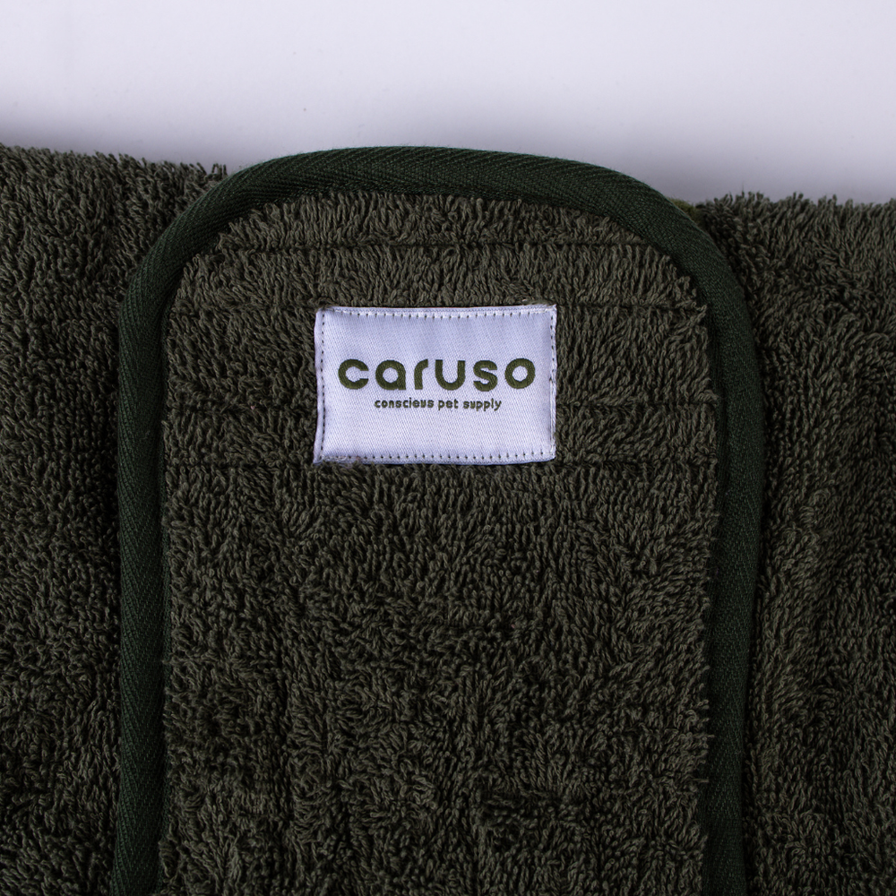 Grüner Hundebademantel Cozy Hug mit strukturierter Oberfläche und weißem Etikett "caruso - conscious pet supply".
