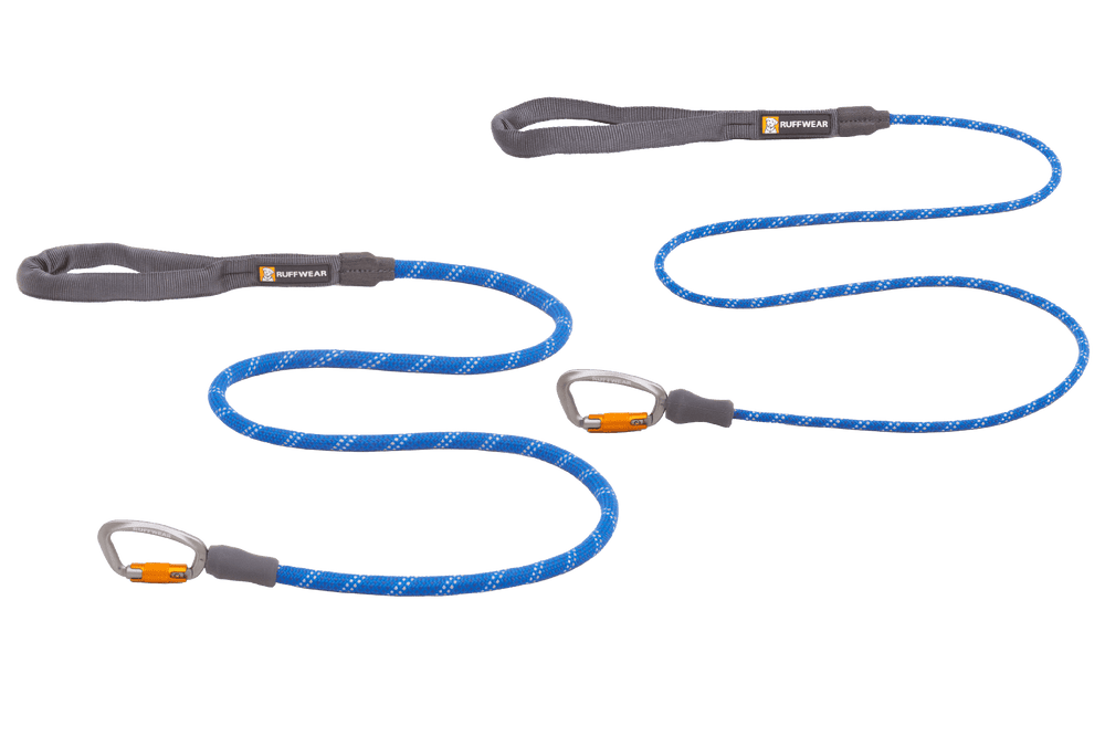 Ruffwear Knot-a-Leash™ Set: Zwei elastische Hundeleinen in Blau mit grauen Handschlaufen für komfortables Gassigehen.