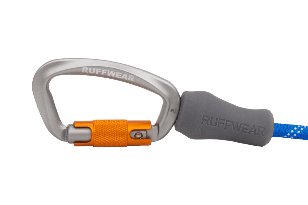 Silberner Karabinerhaken mit orangefarbenem Verschluss und blauem Seil der Knot-a-Leash™ von RUFFWEAR.