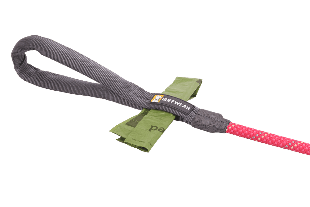 Ruffwear Knot-a-Leash™ Hundeleine aus grauem Seil mit pinkem Grif Ende, ideal für Hundehalter bei Spaziergängen.