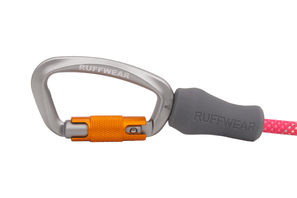 Hochwertiger Ruffwear Karabiner in Silber mit orangefarbener Sicherheitsverschluss und grauem ergonomischen Griff. Ideal für Hundeleinen.