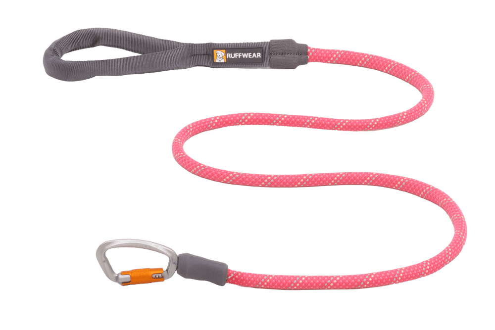 "Ruffwear Knot-a-Leash™: robuste, rote Hundeleine mit grauem Griff und silbernem Karabiner für sicheres Spazierengehen."