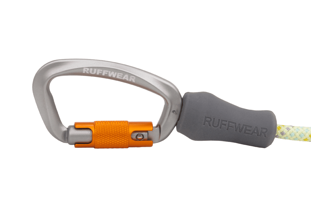 Silberner Aluminium-Karabiner von Ruffwear mit orangefarbenem Verschluss und grauem Element für Knot-a-Leash™ Hundeleine.