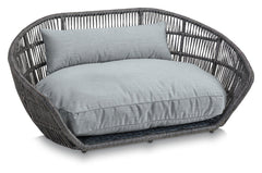 Modernes ovales Design-Hundebett CHIC in dunkler Farbe mit hellem, gepolstertem Kissen für optimalen Komfort.