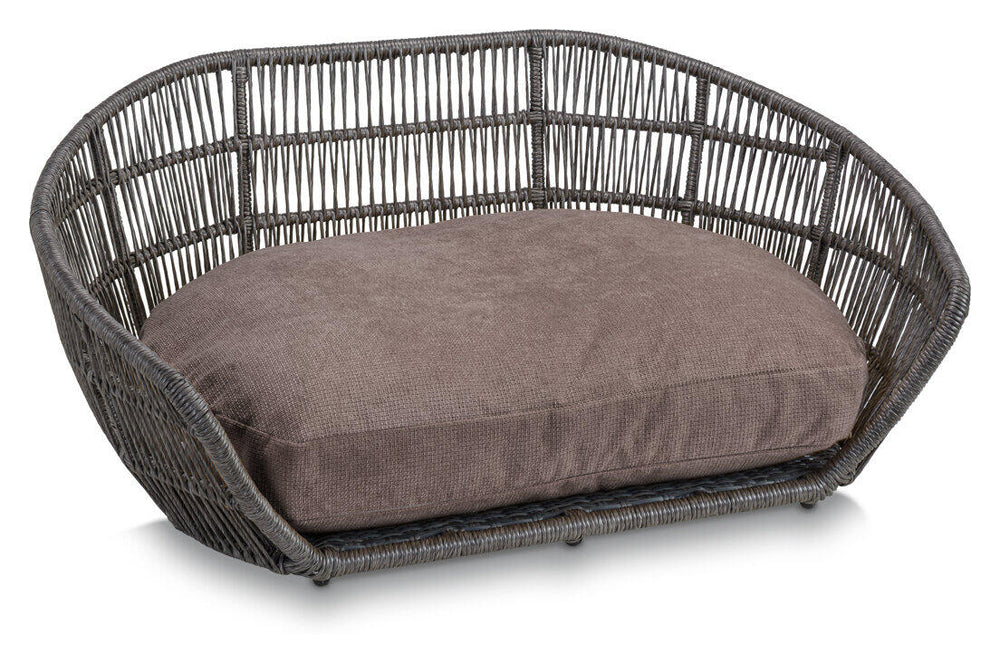 Ovales Hundebett TUDOR aus grauem Rattan mit braunem Kissen für maximalen Komfort und stilvolle Einrichtung.
