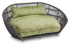 Modernes Hundebett ALLURE mit ovalem, geflochtenem Gestell und weichem, grünen Kissen für optimalen Komfort.