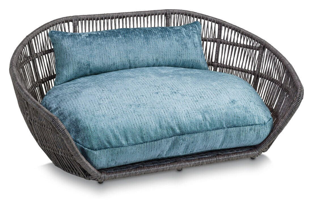 Modernes ovales Hundebett ALLURE mit grau geflochtenem Korb und helblauem Kissen für optimalen Komfort.