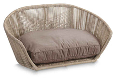 Modernes Hundebett VOGUE CHIC aus Geflecht in Braun, ideal für drinnen und draußen, einladendes Design für Hunde.