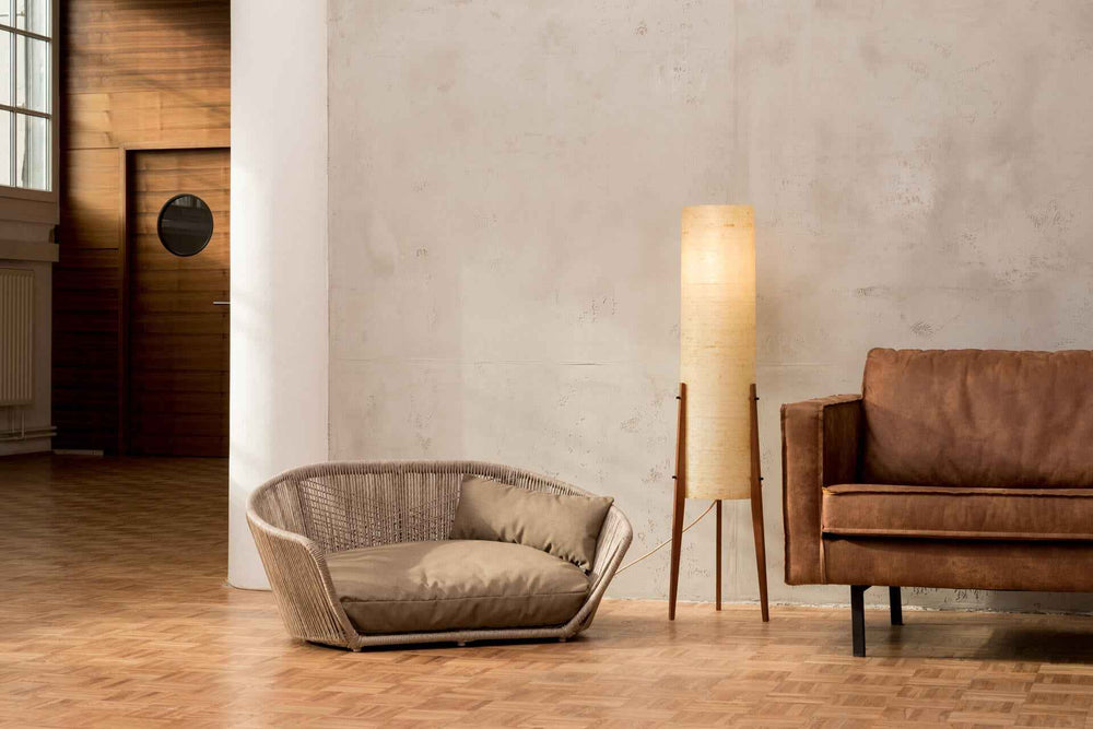 VOGUE Design-Hundebett CHIC in modernem Wohnambiente mit Betonwand und Holzfußboden, ideal für stilbewusste Hundebesitzer.