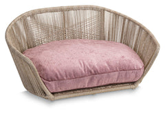 Modernes, geflochtenes Hundebett ALLURE von VOGUE in natürlicher Farbe mit rosa Kissenauflage für stilvolle Haustierhaltung.