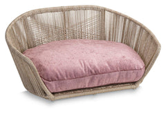Modernes, geflochtenes Hundebett ALLURE von VOGUE in natürlicher Farbe mit rosa Kissenauflage für stilvolle Haustierhaltung.