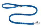 Blaue, dehnbare Hundeleine von Ruffwear mit robustem Karabiner und strapazierfähigem, flexiblem Material.