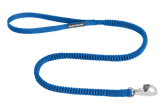 Blaue, dehnbare Hundeleine von Ruffwear mit robustem Karabiner und strapazierfähigem, flexiblem Material.