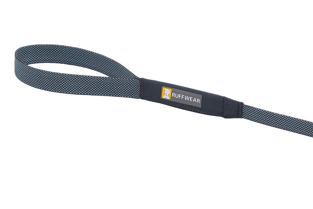 Hi Light™ Hundeleine von Ruffwear in dunklen Farben, schlanke gewebte Struktur mit Griffschlaufe für optimalen Halt.