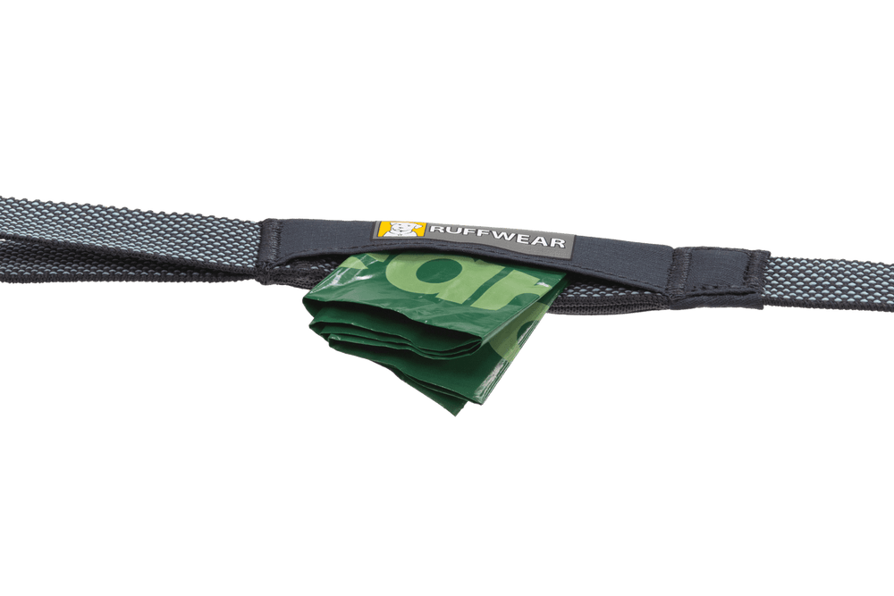 Graue gepolsterte Hundeleine von Ruffwear mit Schlaufe für Hundetüten und markantem Logo.