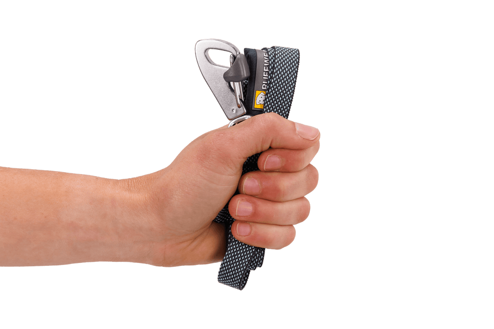Leichte Hi Light™ Hundeleine mit Karabinerhaken und strapazierfähigem Gittermaterial in einer Hand gehalten.