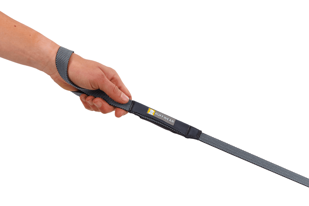 Graue Hi Light™ Hundeleine mit gepolstertem Griff und gewebter Struktur, in Hand gehalten.