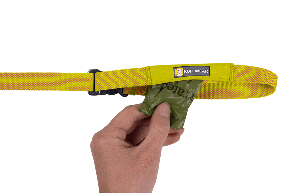 Gelbe Ruffwear Hundeleine mit integrierter Tasche und Schnalle, ideal für Spaziergänge mit Hunden.