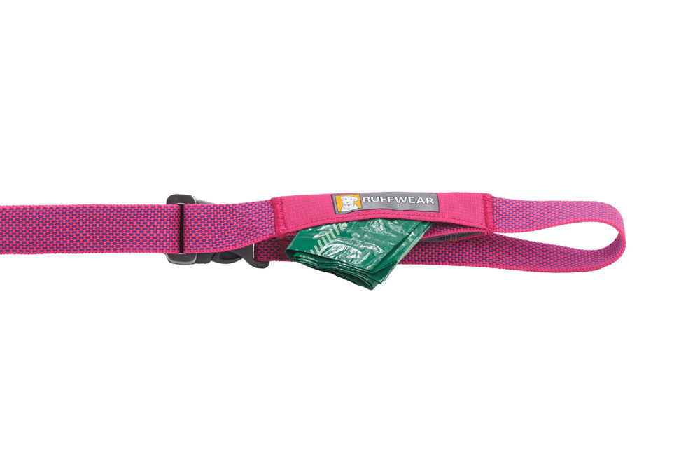 Pinkfarbene Flagline™ Hundeleine mit integrierter Tasche für Kotbeutel und atmungsaktivem Material für optimalen Komfort.