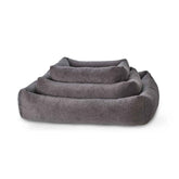 "CLASSIC TEDDY Hundebett in grau, gestapelt, plüschig mit erhöhten Rändern für höchsten Komfort."