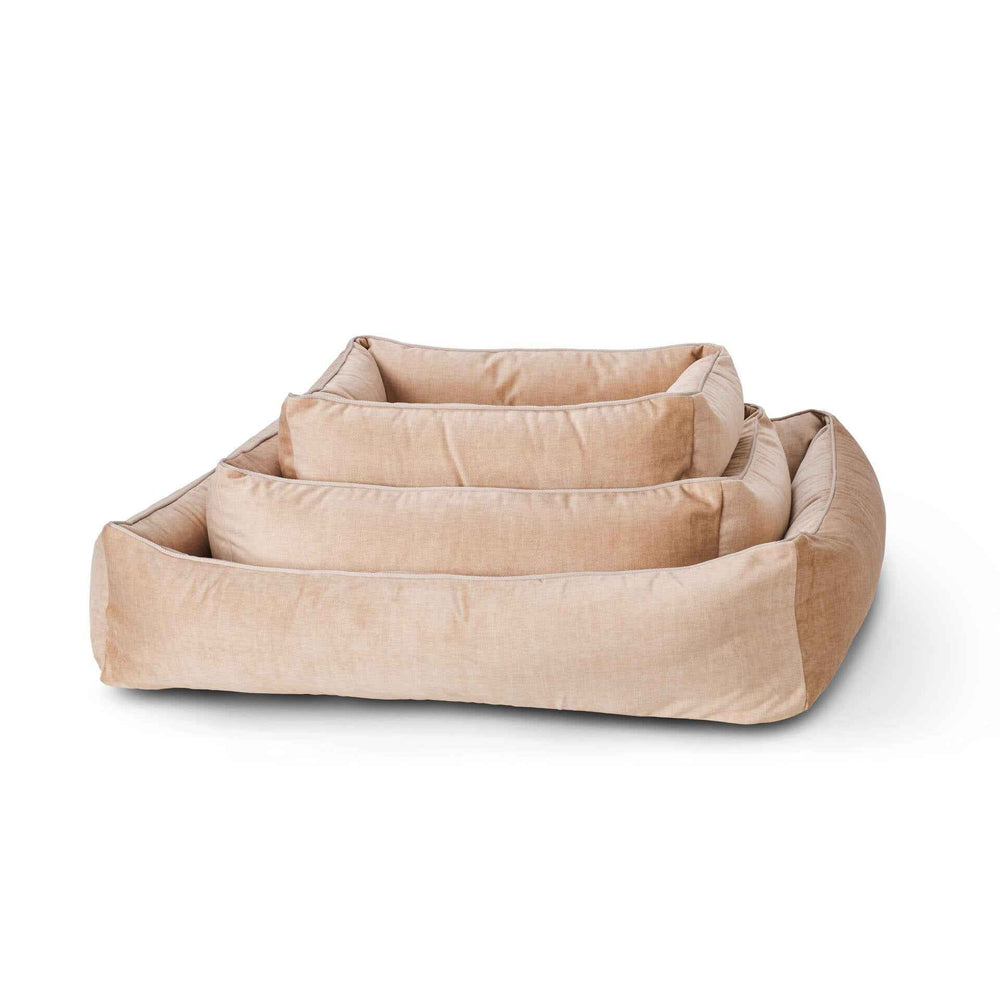 Beige CLASSIC Hundebett GLAM in verschiedenen Größen, gepolstert und quadratisch mit erhöhten Rändern für extra Komfort.