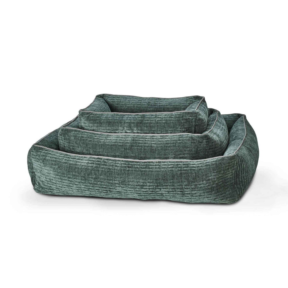 ALT-Text: Klassisches Hundebett NOVA in verschiedenen Größen, samtig in Grün mit erhöhtem Rand für optimalen Komfort.